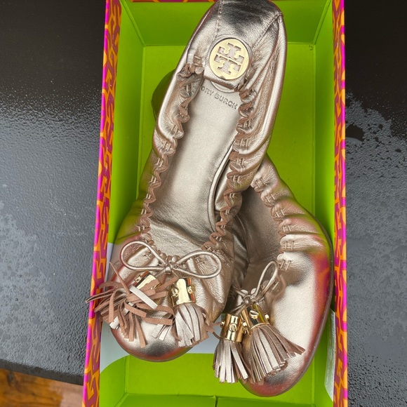 Tory Burch Metallic Gold Tassel Ballet Flats size 7.5 - Picture 4 of 6
